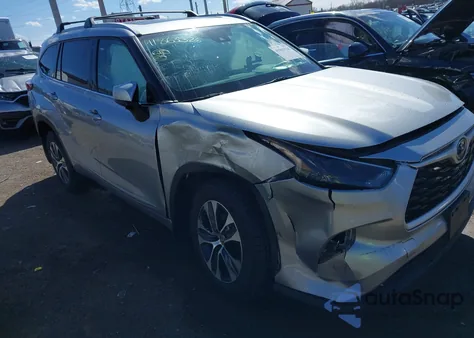 2022 Toyota Highlander Xle z USA, uszkodzony, nr VIN 5TDGZRBH4NS575217